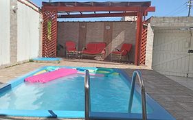 Excelente Casa Pé na Areia com Opção de Piscina Aquecida Cobrado á Parte, Ampla Área de Lazer, Deck Coberto com Churrasqueira e Cooktop, Cozinha Americana, Ampla Sala de Estar com Lindíssima Lareira, Smart TV 50, WI-FI e o Melhor fica Pertinho da P