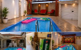 Excelente Casa Pé na Areia com Opção de Piscina Aquecida Cobrado á Parte, Ampla Área de Lazer, Deck Coberto com Churrasqueira e Cooktop, Cozinha Americana, Ampla Sala de Estar com Lindíssima Lareira, Smart TV 50, WI-FI e o Melhor fica Pertinho da P